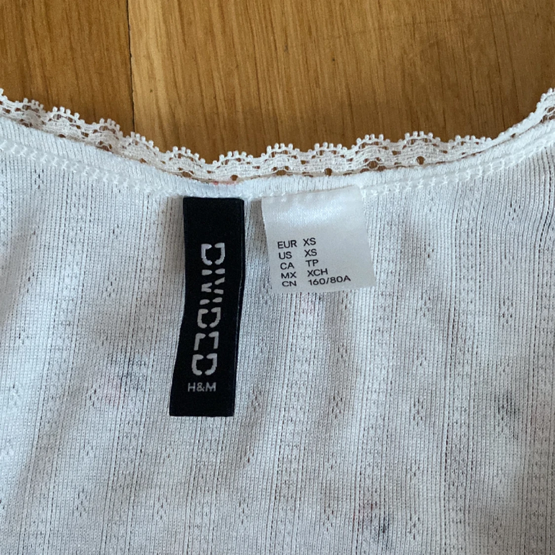 vitt gammaldags linne med små blommor - 90