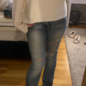 Lågmidjade jeans med revor - Lågmidjade jeans med revor som har blivit för korta för mig o som inte kommer till användning💗