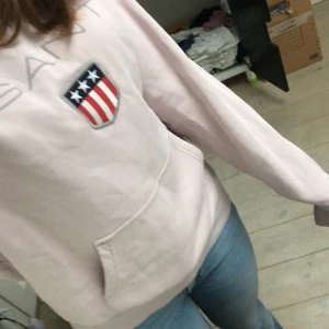 Gant hoodie - Jättefin ljus rosa Gant hoodie😍 storlek 176cm, står att den är för 16år. Inga fläckar, precis som ny, säljer den bara för den är lite för stor.
