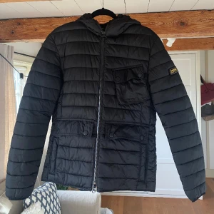 Barbour jacka herr - Superfin herr jacka från Barbour. Mycket bra skick förutom er liiiitet hål på ena armen. Därav det bra priset!