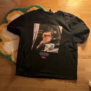 Snygg svart tröja med scarface print. Den är i Storlek L så den är som M oversized