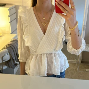 Vit blus  - Säljer den hör superfina blusen från Only med volanger🩷säljer då den inte kommit till användning och är då i väldigt fint skick! Tveka inte att höra av dig vid frågor eller funderingar🩷