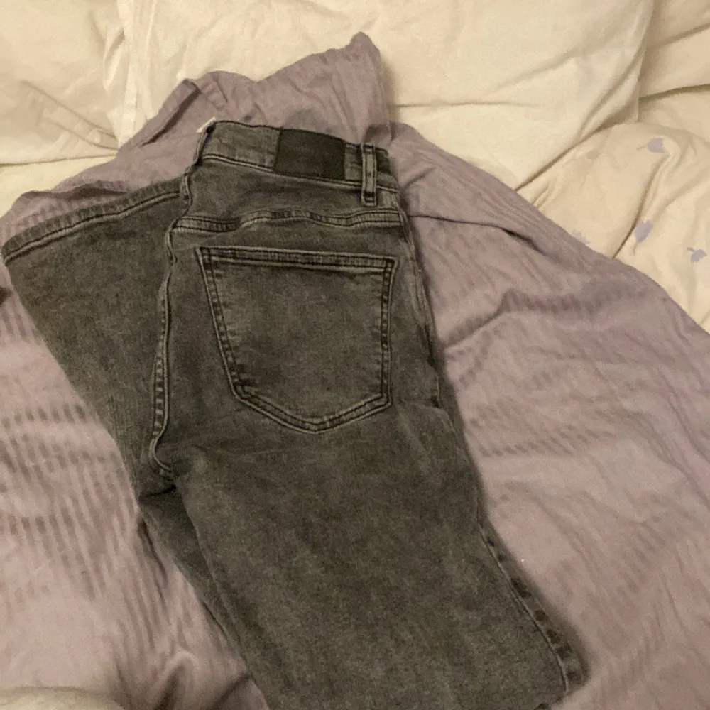 Säljer mina snygga populära low waist bootcut gråa jeans ifrån Gina Tricot. Jättefint skick och inte upptrampade. Nytt pris 500 mitt pris 120.. Jeans & Byxor.