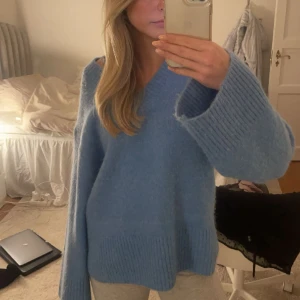 Vringad tröja  - Ljusblå oversized och vringad stickad tröja från Gina💙🩵