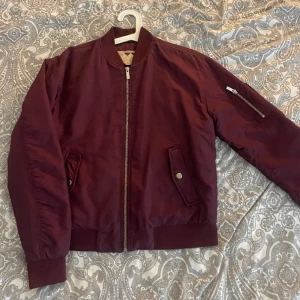 Bomberjacka  - Bomberjacka från junkyard som är använd några få gånger men är väl omhändertagen, det finns inga brister eller defekter på jackan.