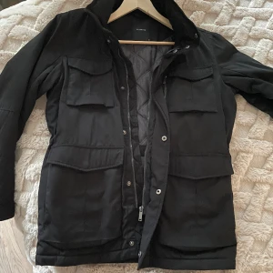 Reserved Field Jacket - Inga defekter, endast använd några gånger. Strlk S men passar mer M skulle jag säga.