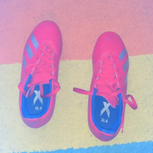 Adidas fotbollskor - Jag säljer mina adidas fotbollsskor för att de inte passar mig längre. Anväda några få gånger.