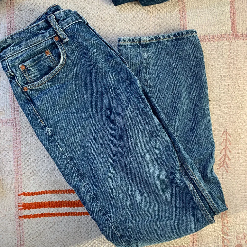 Nere-vänster: H&M jeans, passform är regular fit 30/30. Pris-99kr Nere-höger: ZARA jeans, passform är regular fit 30/30. Pris-99kr Uppe-vänster: Lee Jeans, passform regular fit 31/34. Pris- 149kr Uppe-höger: H&M jeans, regular fit 30/32. Pris-99kr. Jeans & Byxor.