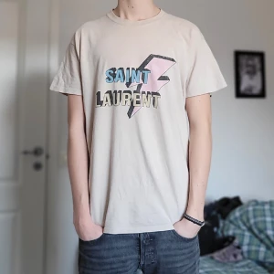 Saint Laurent T-shirt - Riktigt fet Saint Laurent t-shirt! Inga skador, jag är 185! 