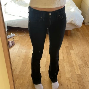 G-star bootcut jeans strl 25/34 - Svarta bootcut low waist jeans från G-star raw. Säljer pga för små, längden passar mig som är 170cm. 