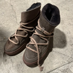 Inuikii Classic Taupe - Fint skick, endast provade. Tyvärr så är den ena skon något kallare i färgen. Saknar kartong och kvitto🤎därav priset.