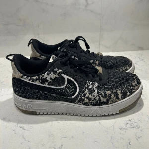 Air force 1  - Säljer nu mina af1 då jag inte använder dem längre, fina o jätte sköna skor som är i bra material och har hållt i 3 år utan några skador, precis som i nyskick