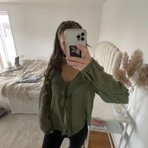 Grön zara blus - Jätte eftertraktad och helt slutsåld!! Använd max 2 gånger så den är som ny🐆🐆tryck gärna på köp nu