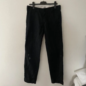 Carhartt Wip Byxor - Använda sparsamt. Två målarfärg fläckar på höger byxben.