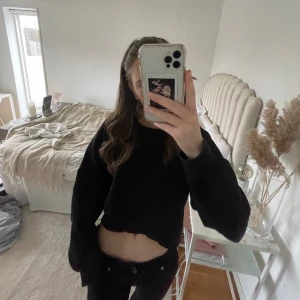 Svart croppad tröja från zara  - Sjukt snygg men kommer ej till anbelangar därav att den säljs. Tryck på köp nu!❤️‍🔥