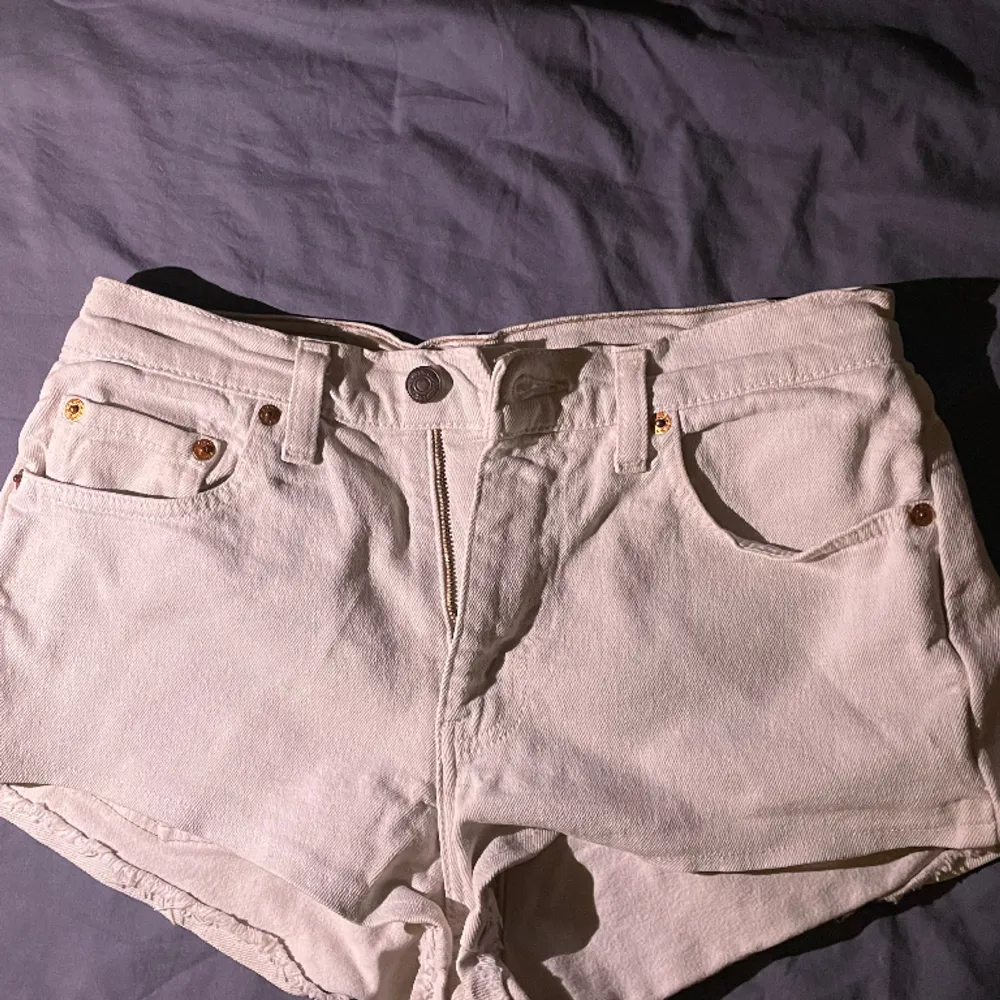 Korta vita jeans shorts från Levis, köpta på loppis men oanvända av mig för de är för små. Annars jätte fina. Köpare står för frakt. Är osäker på storleken men borde passa S jag är en medium . Shorts.