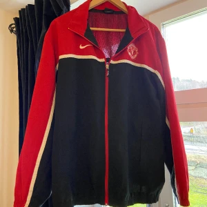 Vintage Manchester United Windbreaker - Säljer en Manchester United Windbreaker/tröja. Passar perfekt till allt. Riktigt fet och väldigt sällsynt. Hör av er vid frågor  Condition 9/10
