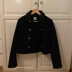 Svart kort kappa - Så fin liten kappa från zara, köpt för cirka 2 år sedan och har inte kommit till så mycket användning💗Storlek Small