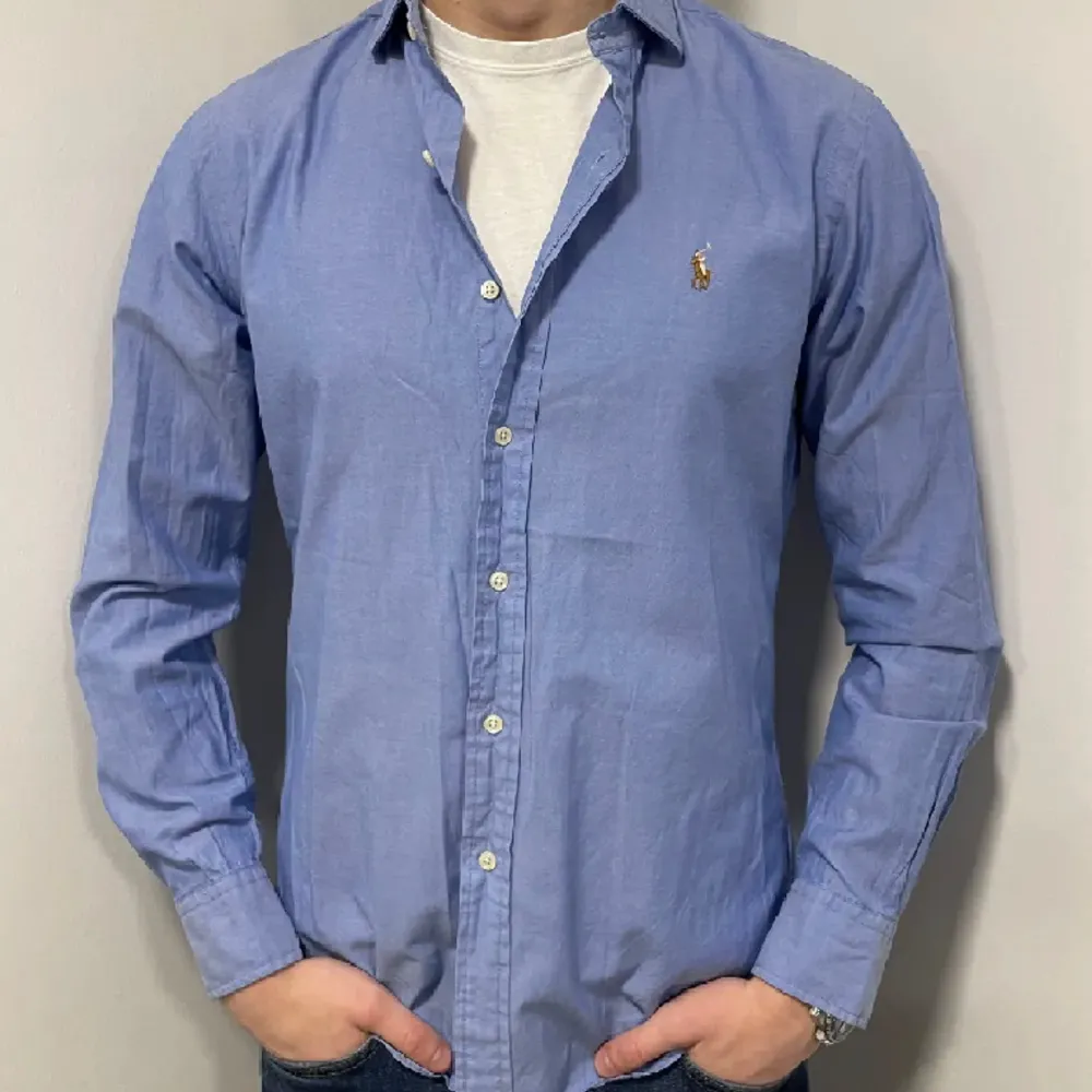 Denna skjorta kan inte gå fel!💫 Ljusblå raffe skjorta perfekt till sommaren eller när som💫Storlek M och skjortan är i slimfit.💫 skick 10/10 precis som ny. 💫Nypris ca 1600 vårat pris 549 med på rea så det blir 384 kr.💫Modellen på bilden är 185cm💫 . Skjortor.