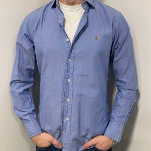Denna skjorta kan inte gå fel!💫 Ljusblå raffe skjorta perfekt till sommaren eller när som💫Storlek M och skjortan är i slimfit.💫 skick 10/10 precis som ny. 💫Nypris ca 1600 vårat pris 549 med på rea så det blir 384 kr.💫Modellen på bilden är 185cm💫 