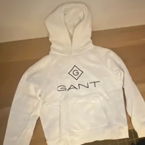 2 Gant Hoodies - Storlekar: Mellan 10-14 Skick: 9/10 99 kr styck, 149 kr vid köp av båda hoodies samtidigt.