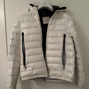 Vit jacka Moncler  - Vit jacka från Moncler, använt skick och väl omhändertagen. Nypris 13.585:- säljes för 6.000:-
