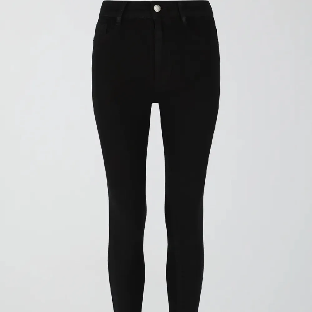 Super fina Skinny jeans (högmidjade & längre modell) från bikbok! Aldrig använd Skriv om du vill ha fler bilder 👌🏻. Jeans & Byxor.