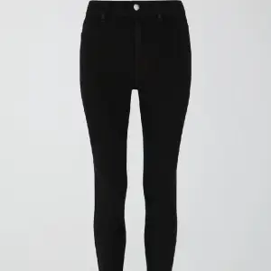 Super fina Skinny jeans (högmidjade & längre modell) från bikbok! Aldrig använd Skriv om du vill ha fler bilder 👌🏻