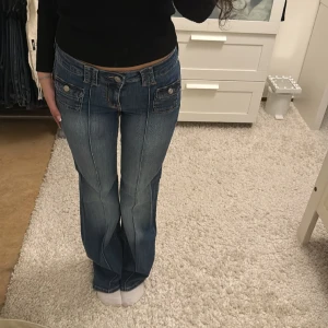 Lågmidjade jeans  - Jätte efterfrågade och helt slutsålda jeansen från HM! Dom har inga fickor där bak. Kommer ej till användning! Intressekollar hur mycket bud som läggs först! TRYCK EJ PÅ KÖP NU 