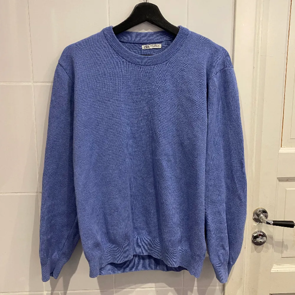 Ljusblå stickad Zara tröja i storleken M. Knappt använd, 10/10 skick!. Stickat.
