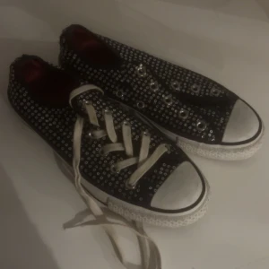 converse  - sällsynta converse. sulan på skolan och innuti är rosa/ rött. kommer med skosnören! nästintill helt o använda!! skriv privat om ni har funderingar! 💗❌ PRIS GÅR ATT DISKUTERA ❌