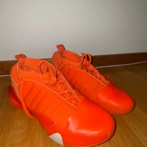 Harden vol 7 - Jag säljer mina Hardens för de är för små. De är inte använda så många gånger och har därför väldigt bra grepp. De är i storlek 44 men passar även för 45.  Pris: 900 men kan diskuteras