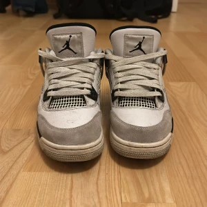 Jordan 4 MB - Jordan 4 military black i bra skick!  Priset är 2500 men kan diskuteras!