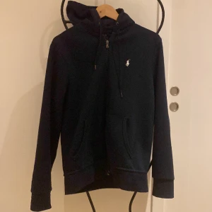 Ralph lauren zip - Säljer denna sjukt snygga Ralph lauren zip hoodien för endast 899kr! 🥂Nypris 2200kr. Skick 9/10, inga defekter och knappast använd!✅ Den är självklart äkta 😁