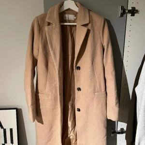 Beige kappa - Beige kappa från Nelly, aldrig använd bra skick