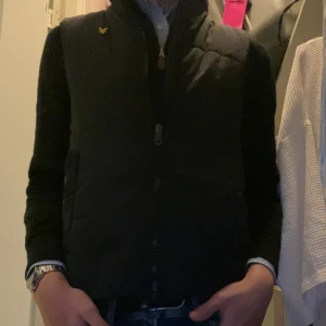 Lyle&scott väst - Säljer denna lyle&scott vösten eftersom den inte kommer till användning för att den tyvärr är för liten,modellen på bilderna är 174 lång,köpte västen för ungefär 700kr,priset är ej hugget i sten,tveka inte att höra av dig 😉