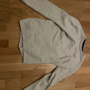 Stickad lammulls tröja  - Säljer nu dennna stickade lammulls tröjan från casual friday | Storlek S | Sitter skit snyggt med tillexempel en väst | Fin stickat lammull | Nypris 999kr | Nyskick inga tecken på användning | Vid minsta fråga eller fundering kontakta mig i Dm 🤩