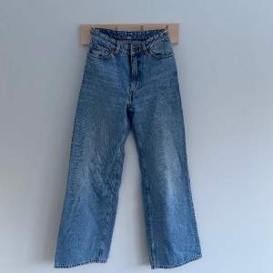 Jeans från Monki, höga i midjan och vida ben storlek 24, inget att anmärka på