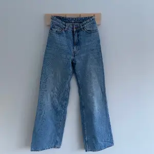 Jeans från Monki, höga i midjan och vida ben storlek 24, inget att anmärka på