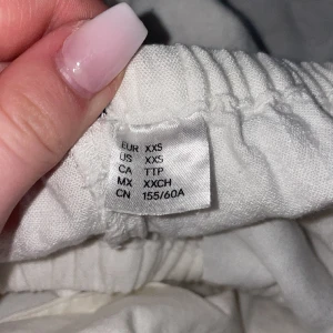 Hm linnebyxor - Säljer mina skitsnygga linnebyxor från hm som tyvärr blivit för små. Storlek XXS och helt slutsålda. Har inte jättemycket bilder på dom men skriv om du har frågor. 100kr + frakt 🥰