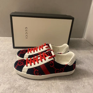 GUCCI ACE GG TERRY - Använda 1 gång. Säljes på grund av för liten storlek för mig. Alla tillbehör medföljer inklusive vita snören. Kontakta gärna mig för mer bilder eller fundering. 