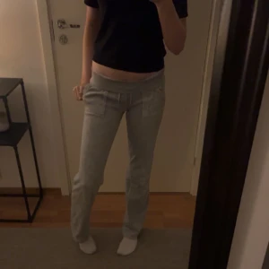 gråa juicy byxor  - äkta!! ganska väl använda men fortfarande i fint skick. säljer pågrund av att dom inte kommer till användning längre. det enda är att dom har gått sönder pytte lite vid ena fickan och tappat dom metall delarna på snörena! 💗