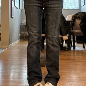 Låg midjans jeans  - Väldigt bekväma och snygga jeans med låg midja!   Midjemått: 80cm Innebenslängd: 84