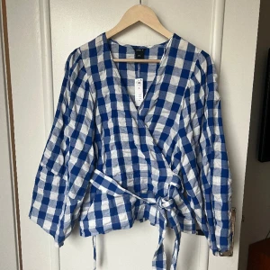 Omlottblus - En rutig omlottblus från Lindex, helt ny med prislapp kvar! 