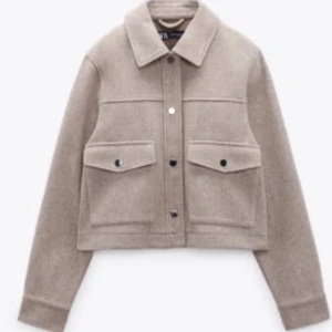 Zara kappa - Säljer denna super fina kappa pga att den inte kommer till användning tyvärr 💞 original pris är 569! I jätte bra skick och så! 