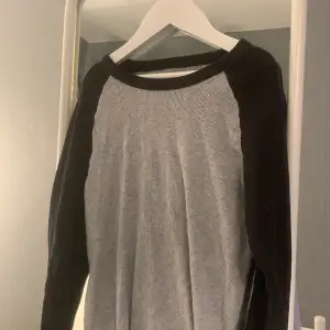 Fin tröja från brandy Melville, har använts få gånger, säljer pågrund av kommer inte till användning❤️ storlek one size men passar xs/s