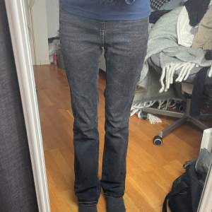 Snygga svarta bootcut jeans från Stradivarius i storlek 34 💓