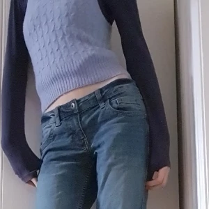 Blå tröja  - Bara använd 2 gånger, nästan helt ny och jätte gullig tröja! Säkjer för att den inte passar mig jätte bra, kontakta mig om du är intresserad av att köpa💗 *Köparen betalar frakten, om något händer med posten kan jag inte göra något åt det*