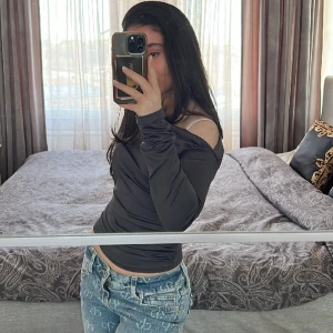 Off shoulder tröja  - Säljer denna snygga tröjan med off shoulder på ena axeln. Storleken är S och inga defekter finns. Kontakta mig vid frågor💞