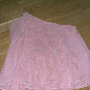 Rosa topp - Rosa topp från Zara. Aldrig använd då den är för stor för mig. Använd gärna köp nu knappen